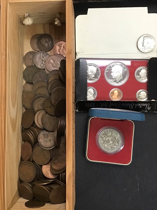 A Large collection of coins and banknotes in two albums and a wooden box. - Image 16 of 16