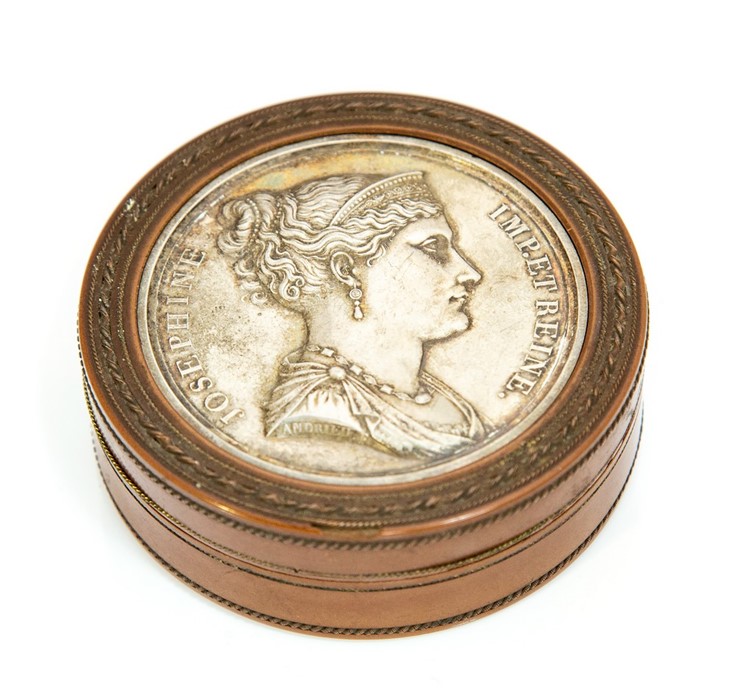 A 19th century snuff box, set with a silvered portrait of Empress Josephine, approx 7.5cm diam