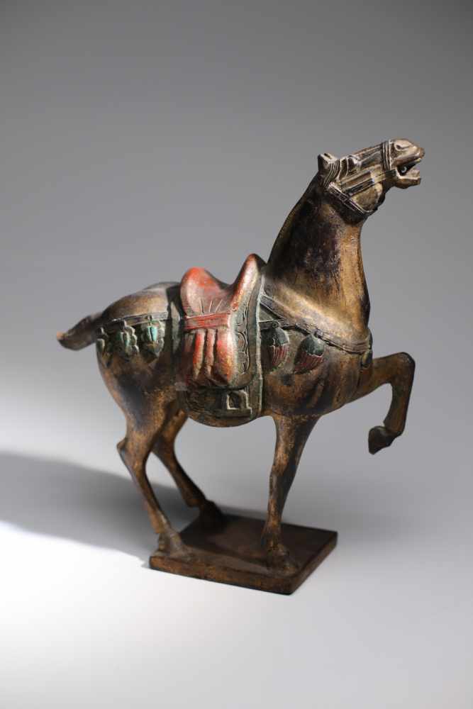 Horsewood carved and rest painted,China 19th centuryH: 42 cmStanding on 3 legs, the front left