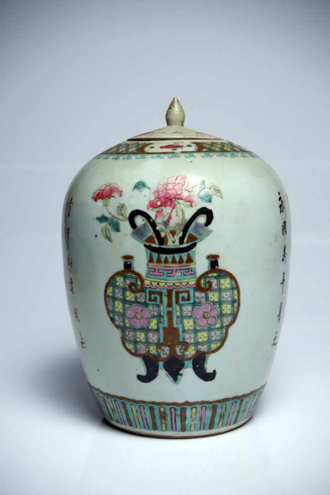 VesselPorcelainChina18th ctH: 31 cmThe vessel with lid features paintings of two differently - Image 3 of 5