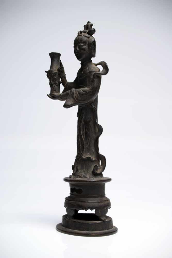 Woman with VaseBronzeChina16th ctH: 29 cmA noble lady standing on a round platform in a long robe, a - Image 3 of 5