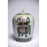 VesselPorcelainChina18th ctH: 31 cmThe vessel with lid features paintings of two differently