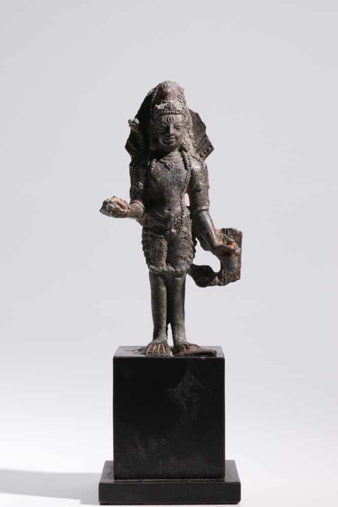 VishnuBronze,India, Vijanargar 15th century,H: 14,5 cmStanding on lotus base on top of a rectangular