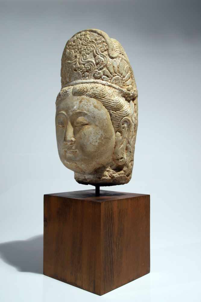 Head of GuanjinStoneChina12th ctH: 30 cmThis beautifully modeled head of a Guanyin shows the - Image 3 of 5