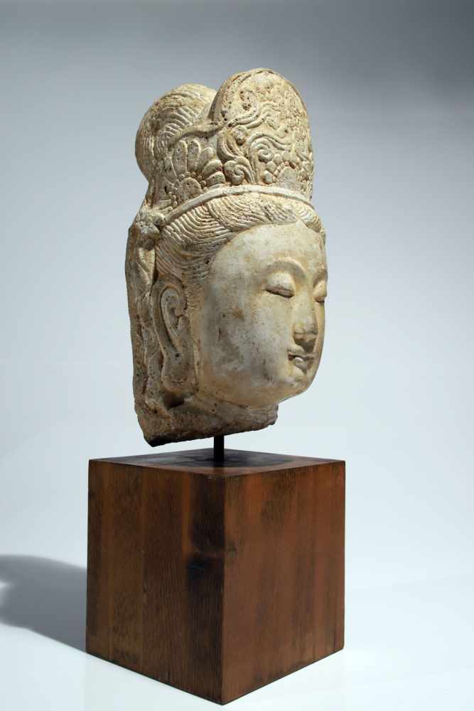 Head of GuanjinStoneChina12th ctH: 30 cmThis beautifully modeled head of a Guanyin shows the - Image 2 of 5