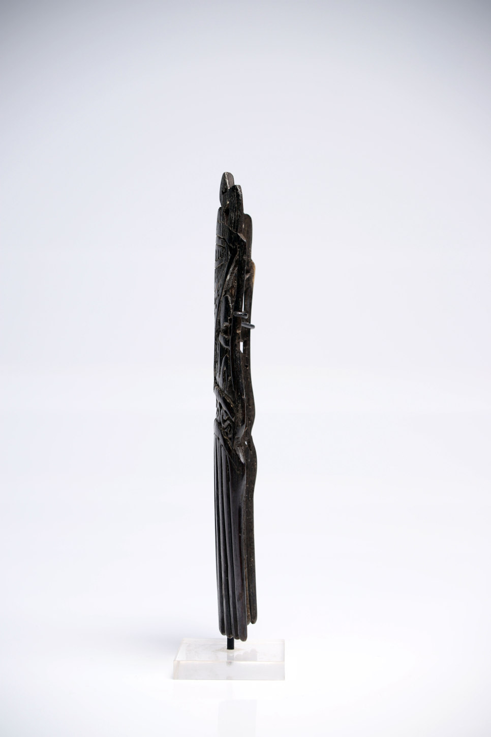 Hair CombHornIndonesia19th ctH: 19 cmProbably made from water buffalo horn, this comb features - Image 4 of 5