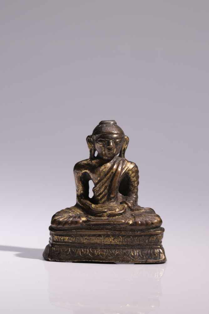 BuddhaBronze rest gilt,Sri Langka, 14th centuryH: 7 cmSeated Buddha in meditation posture on lotus