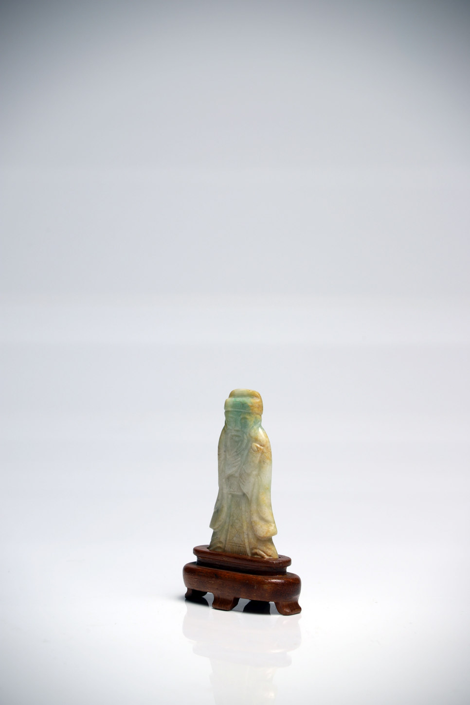 Chinese ScholarChinaJadeChina20th ctH: 6 cmA flat figurine of a Chinese scholar placed in a wooden - Image 3 of 5