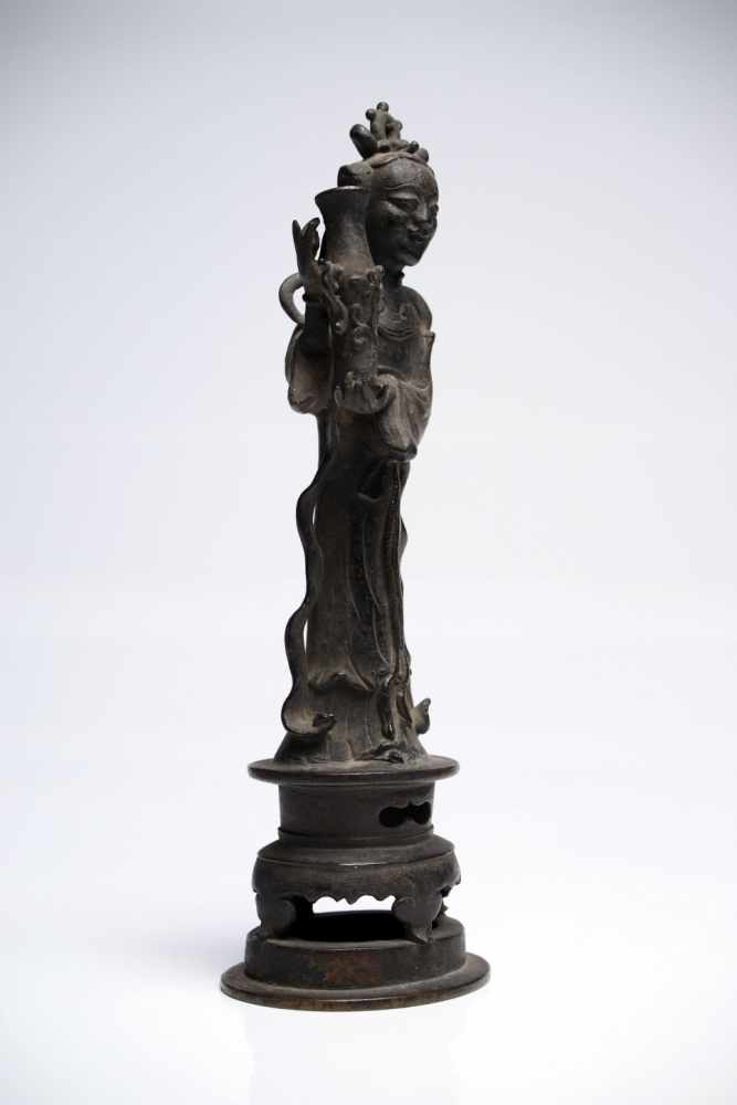 Woman with VaseBronzeChina16th ctH: 29 cmA noble lady standing on a round platform in a long robe, a - Image 2 of 5