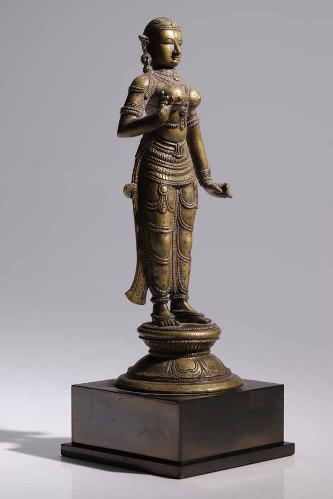SitaBronze,India, 18th centuryH: 18 cmStanding in tribhanga pose on a lotus base, her right arm - Image 2 of 2