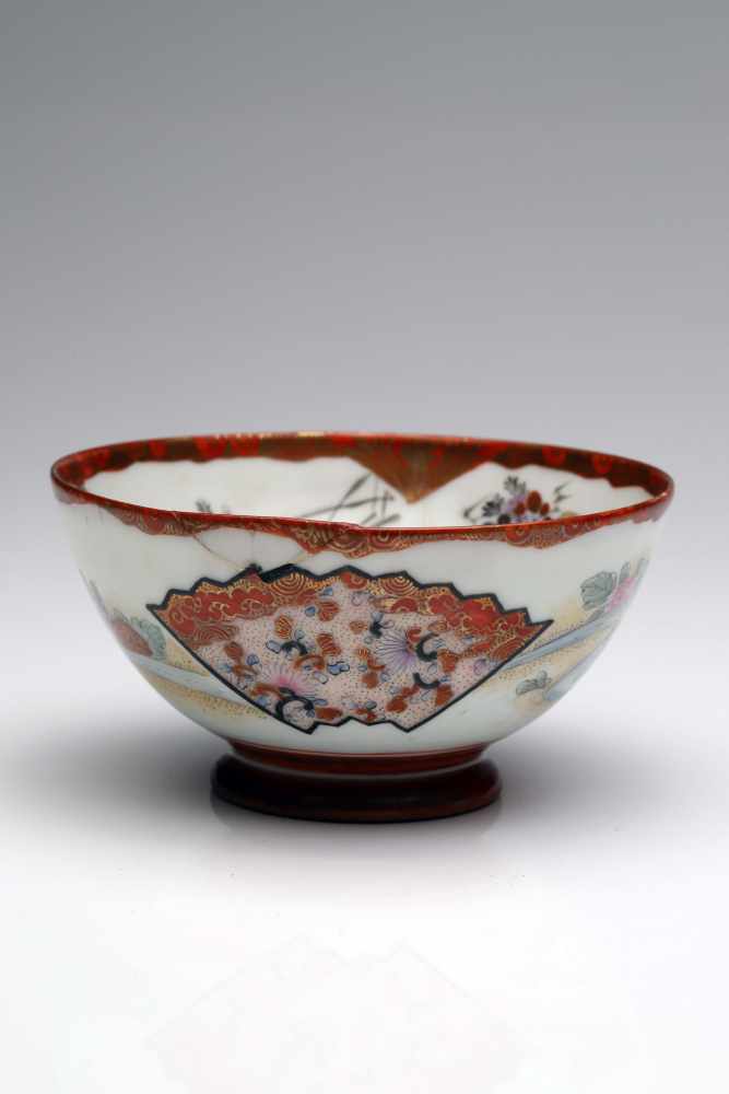 BOWLporcelain,China, 19th century,Size: 8 cm x 15 cmA smal bowl with delicate painting on the in-