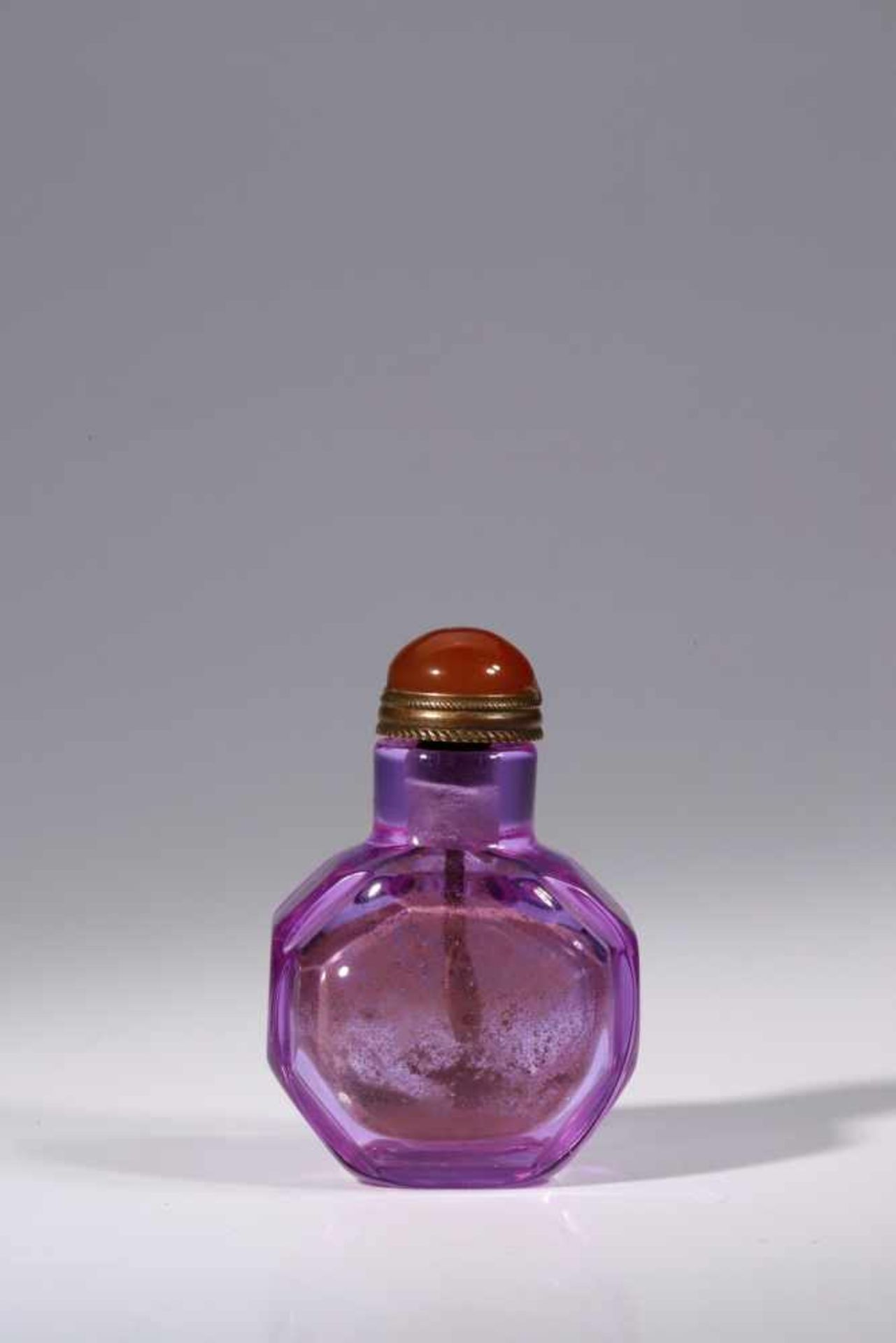 SNUFF BOTTLEbeijing glass,China, 19th century, Qing Dynasty,Size: 5,5 cmOctagonal snuff bottle