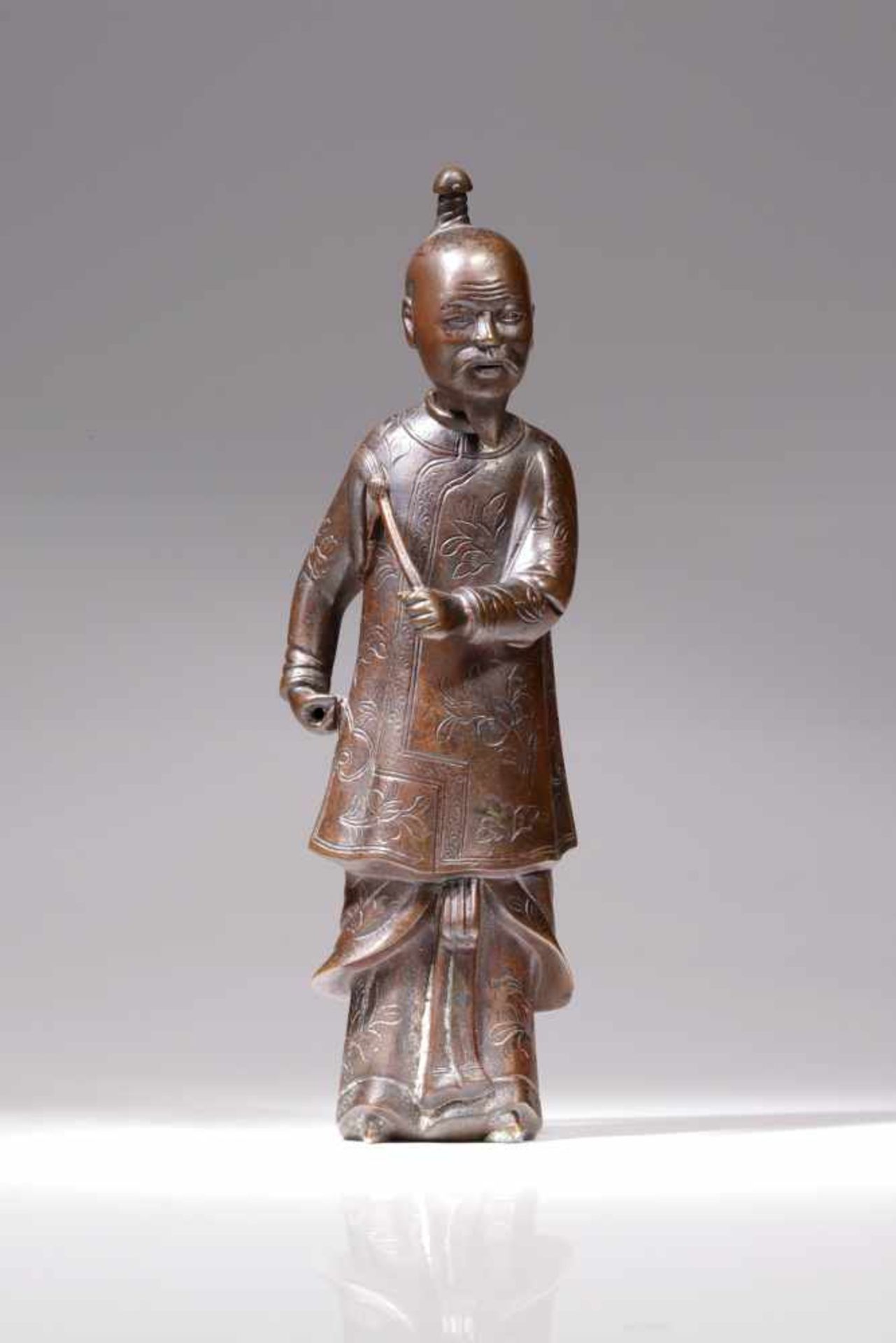 STANDING MARIONETTEbronze,China, Qianlong periode (1736 -1796),Size: 26 cm