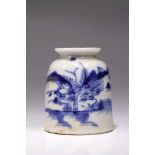 BRUSH HOLDERporcelain,China, 18th century,Size: 7 cmCharming blue and white porcelain with