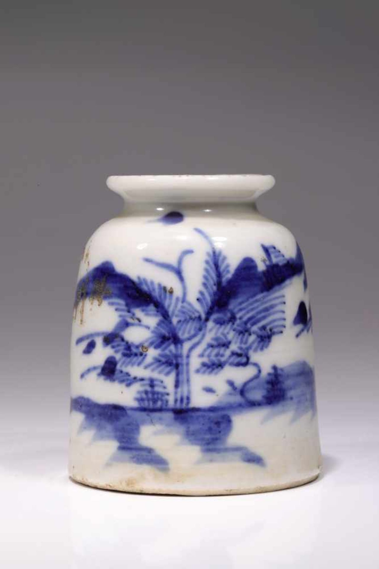 BRUSH HOLDERporcelain,China, 18th century,Size: 7 cmCharming blue and white porcelain with