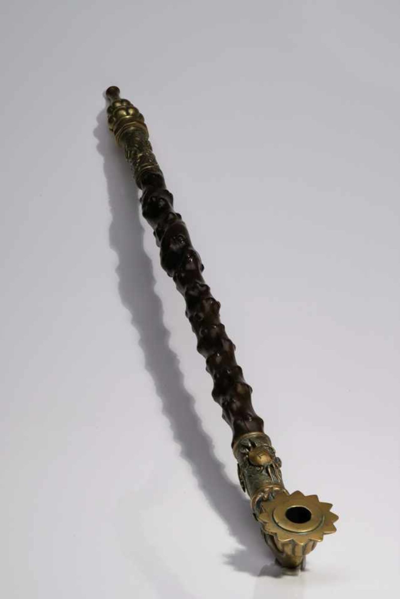 OPIUM PIPEwood and bronze,China, Qing Dynasty, Qianlong period,Size: 90 cmBowl and bit of this