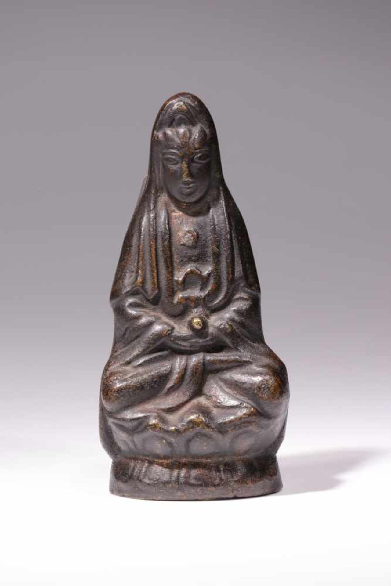 GUANYINbronze,China, 19th century,Size: 10 cmA simply designed sitting Guanyin statue on lotus