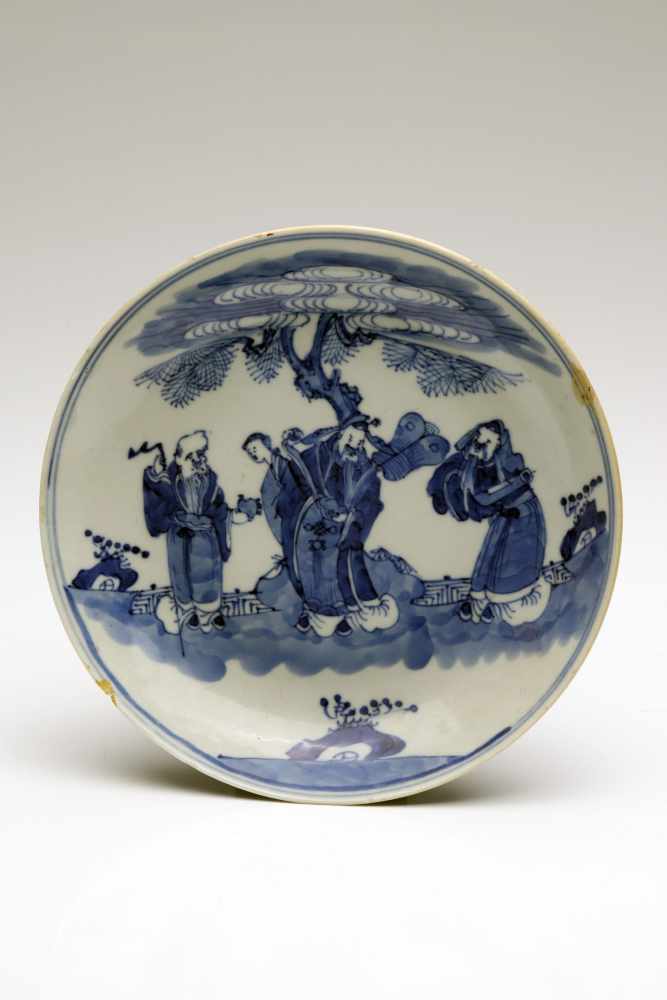 PLATEporcelainChina, 16th century,Size: 4 cm x 19 cmBlue and white porcelain plate with depiction of