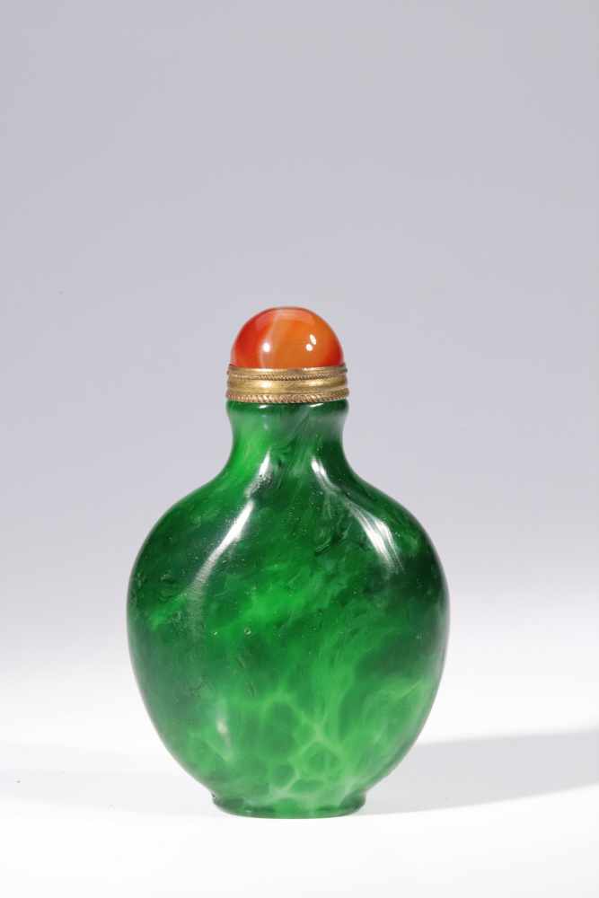 SNUFF BOTTLEbeijing glass imitates jadeite,China, 19th century, Qing Dynasty,Size : 8 cmSmall disk-