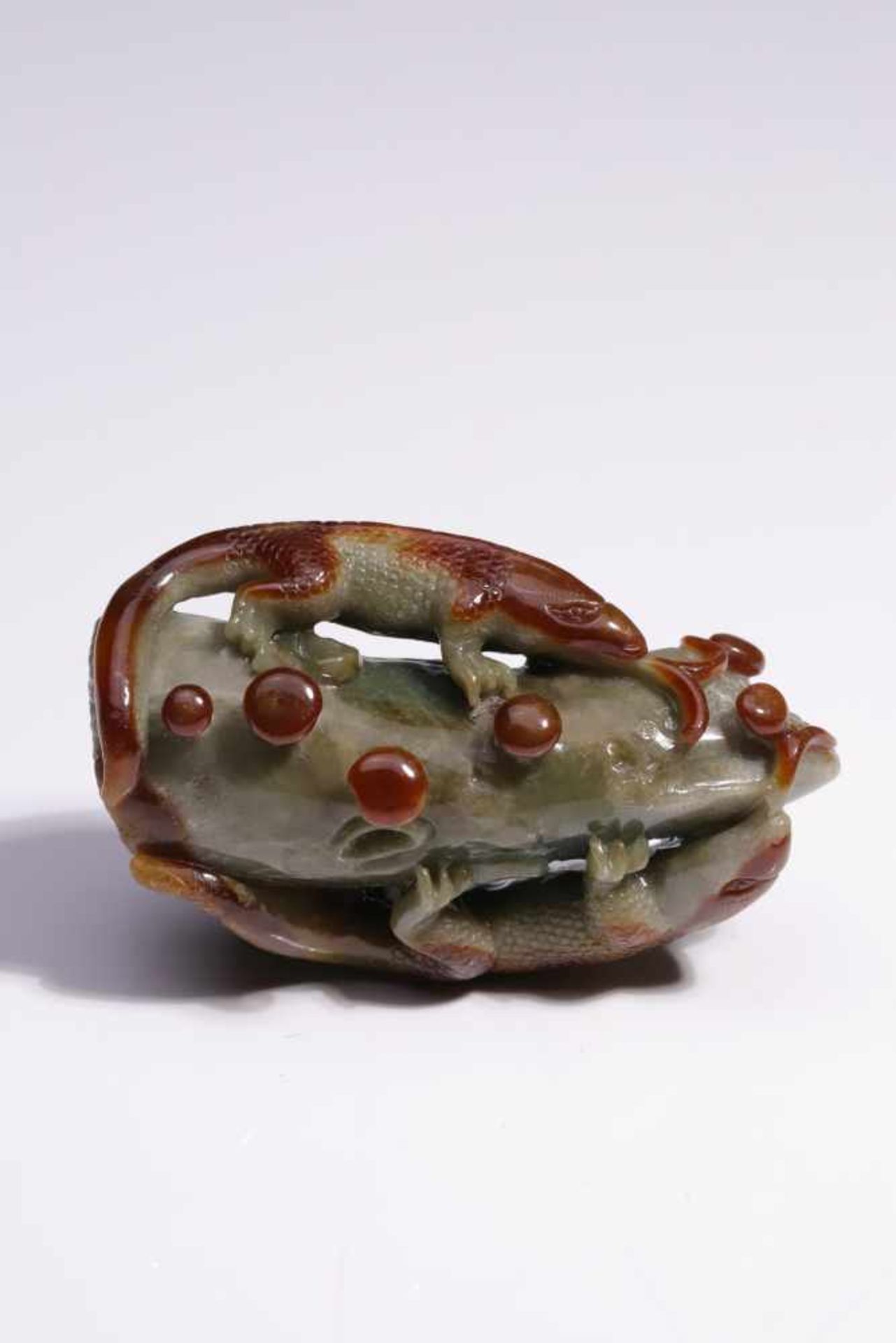 JADE CARVED GECKOSjade,China, Qing Dynasty,Size: 7 cmSmall jade carving in green and chestnut colour