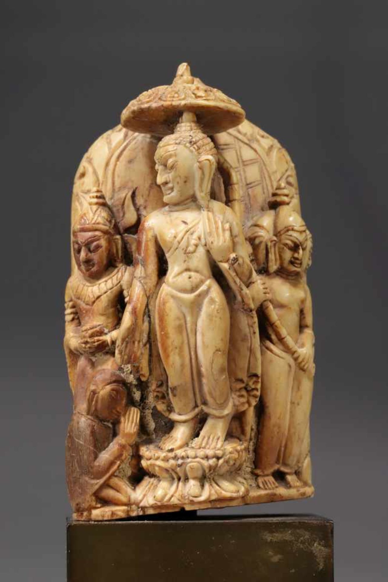 BUDDHAstone,Birma, Post-Pagan, 14th century,Size: 9 cmBuddha standing under a chatra umbrella on a