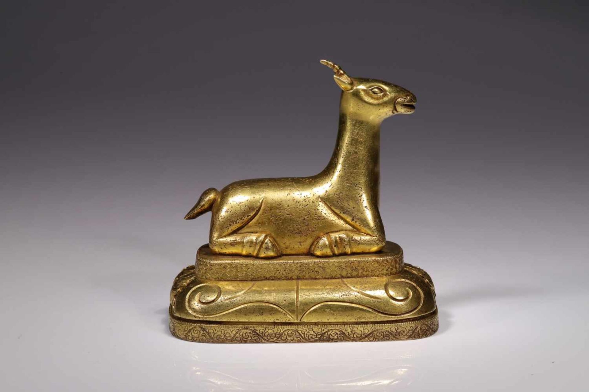 DEERbronze firegilt, Tibet or China, 18th / 19th century,Size: 10,5 cmBronze deer seated on a