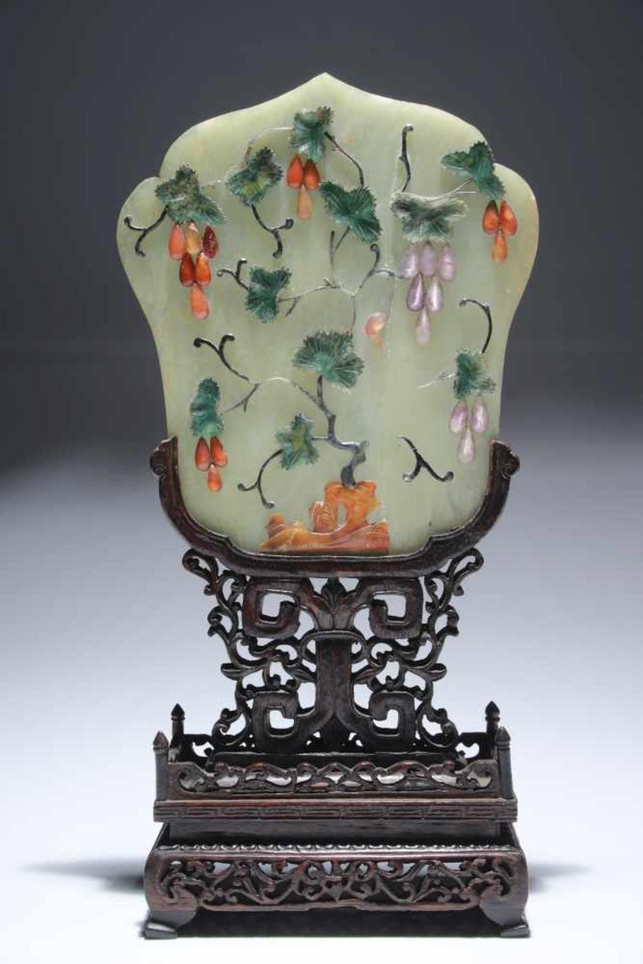 JADE TABLE SCREEN WITH FLORAL PATERNjade on a wood carved base,China,Size: 31 cmtable screen with