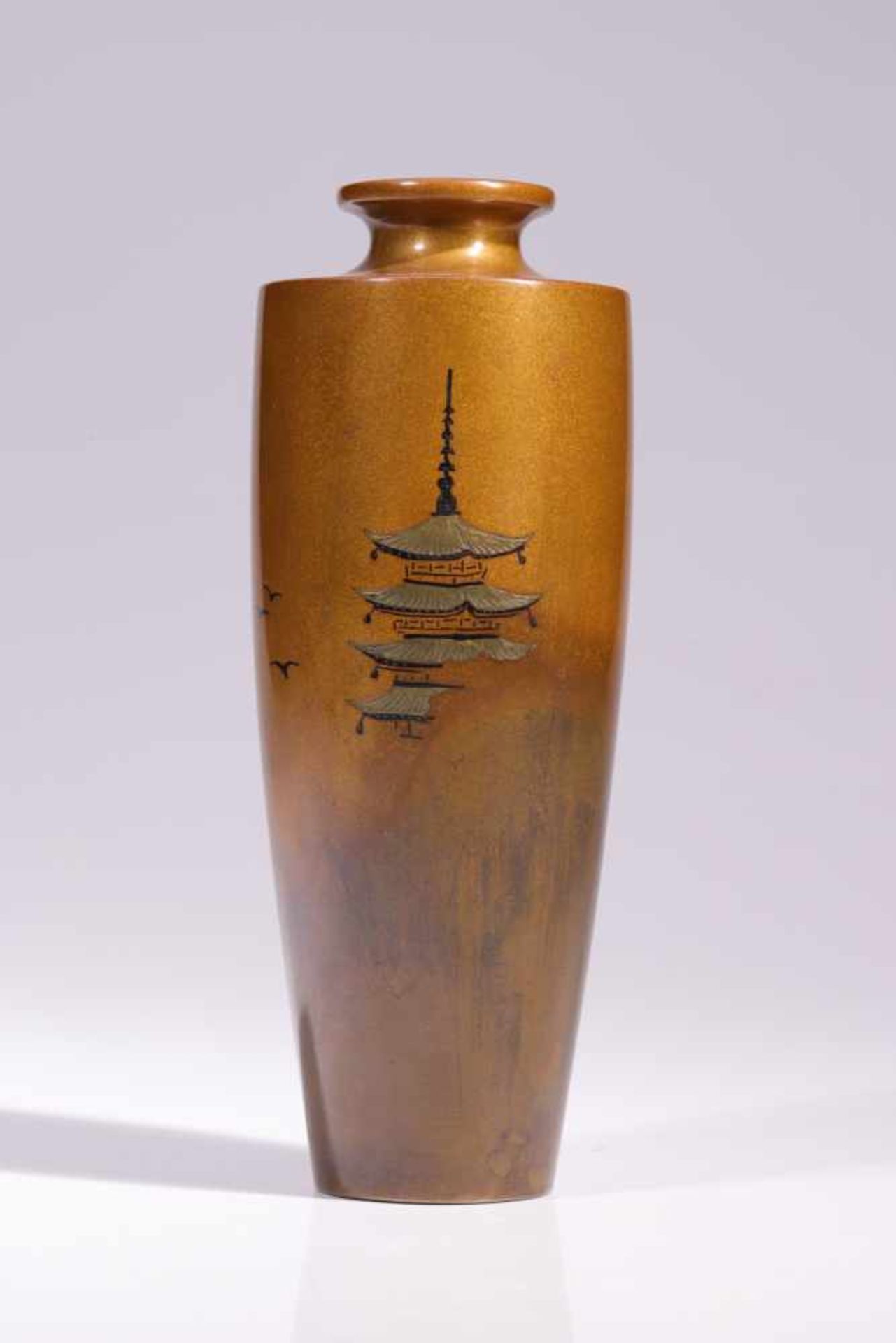 VERY FINE BRONZE VASE DEPICTING A TEMPLE AND BIRDSBronze,Japan, 19th centuryDimensions: Height 16 cm