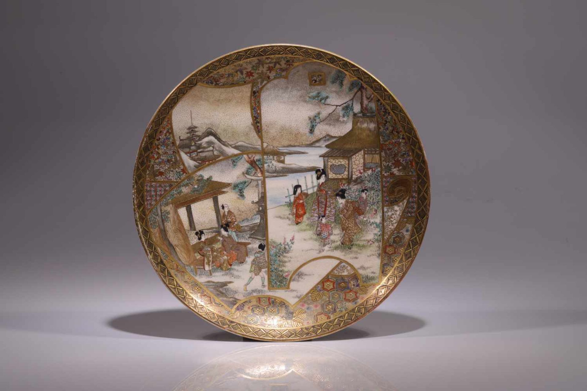 VERY FINE SATSUMA PLATEPorcelain,Japan, Meiji period ( 1867 -1911)Dimensions: Height: 4 cm / Wide: