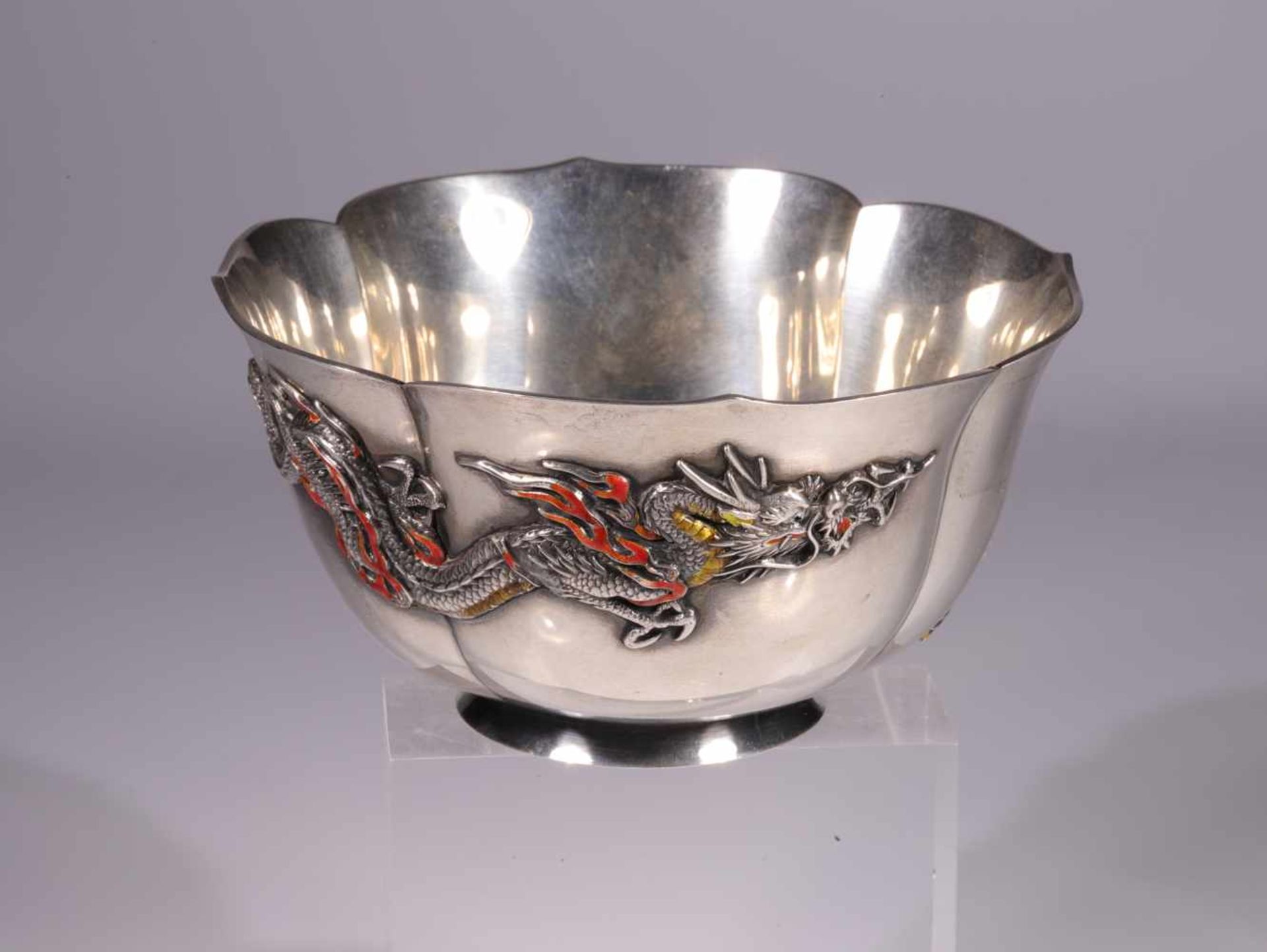 SILVER BOWL WITH DRAGONS MARKEDSilver,Japan, Meiji periodDimensions: Height: 6 cm / Wide: 11,5