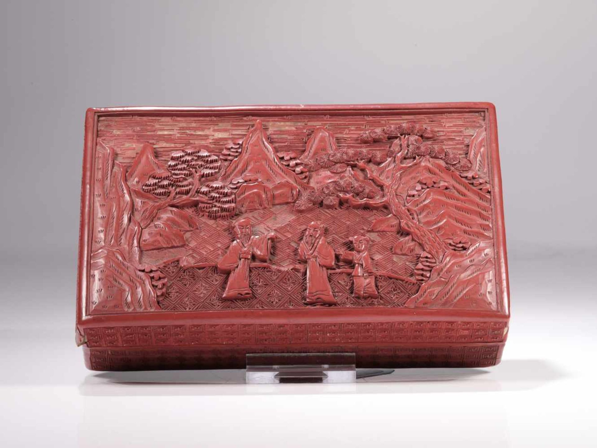 SQUARE BOXRed laquer,China 19th centuryDimensions: Height 4,5 cm / Wide 15,5 cm / Depth 9,5