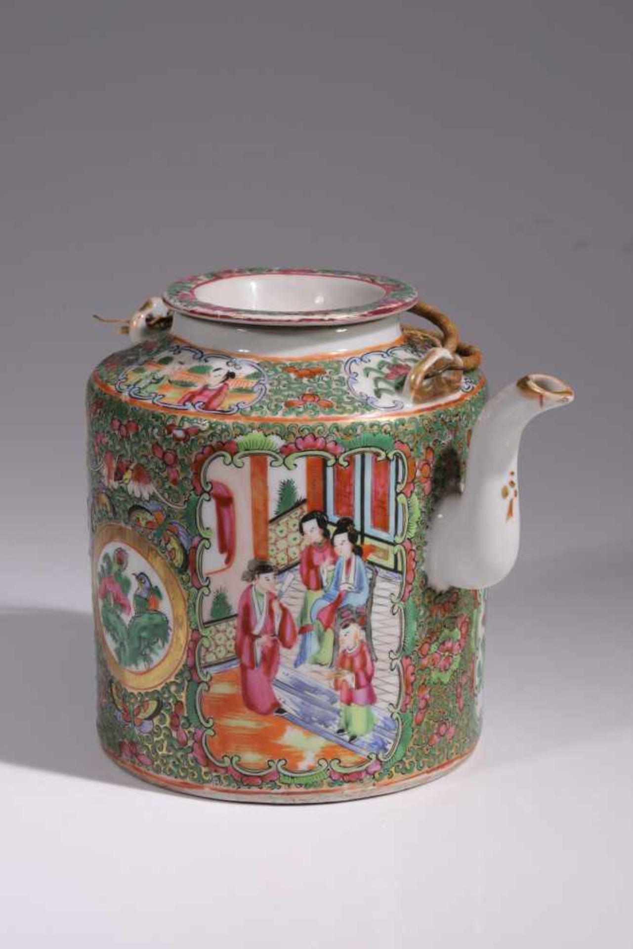 FAMILLE ROSE TEA POTKanton emaile,China, around 1860Dimensions: Height: 17 cm / Wide 14 cm / Depth