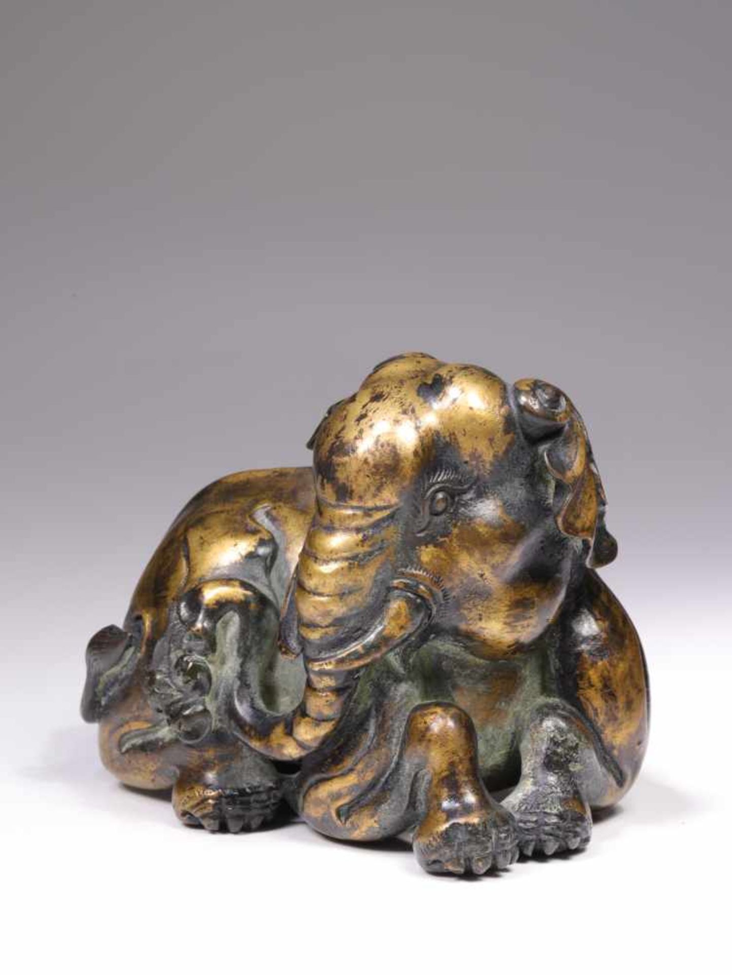 MYSTICAL ELEPHANT WITH LION PAWNSBronze restgilt,China, 18th centuryDimensions: Height 8 cm / Wide 7