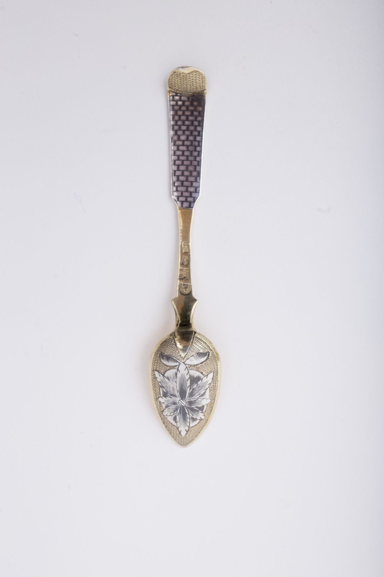 Russia Set of 12 spoons and sugar tongs: Vermeil and niello. The small spoons are adorned with a - Image 2 of 3