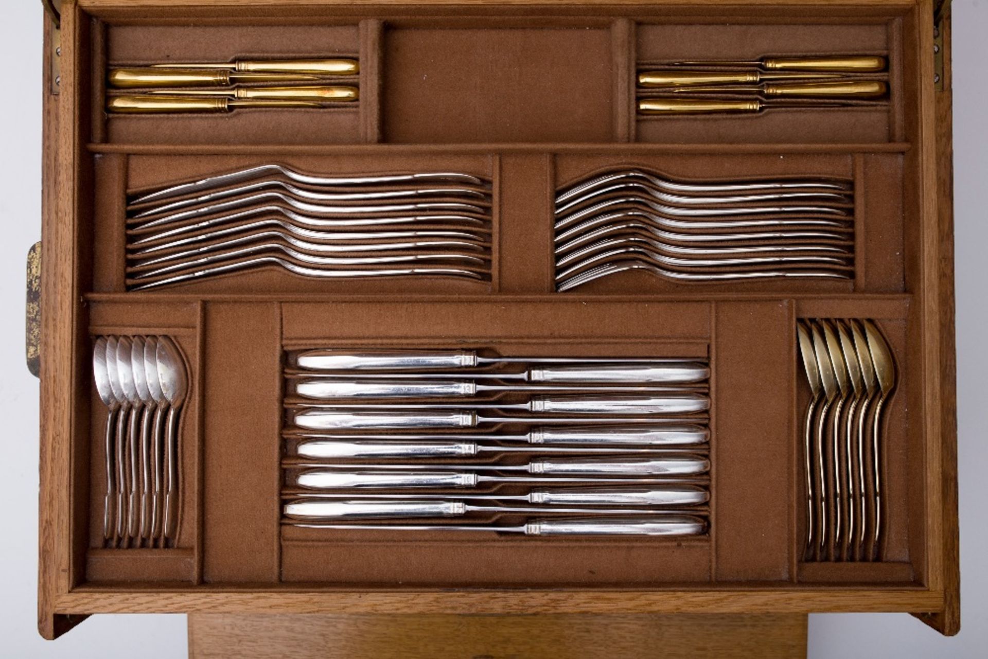 Linzeler Argenson (Estate of Jeanne Toussaint) Utensil set: In its wooden case, composed of 118 - Image 6 of 10