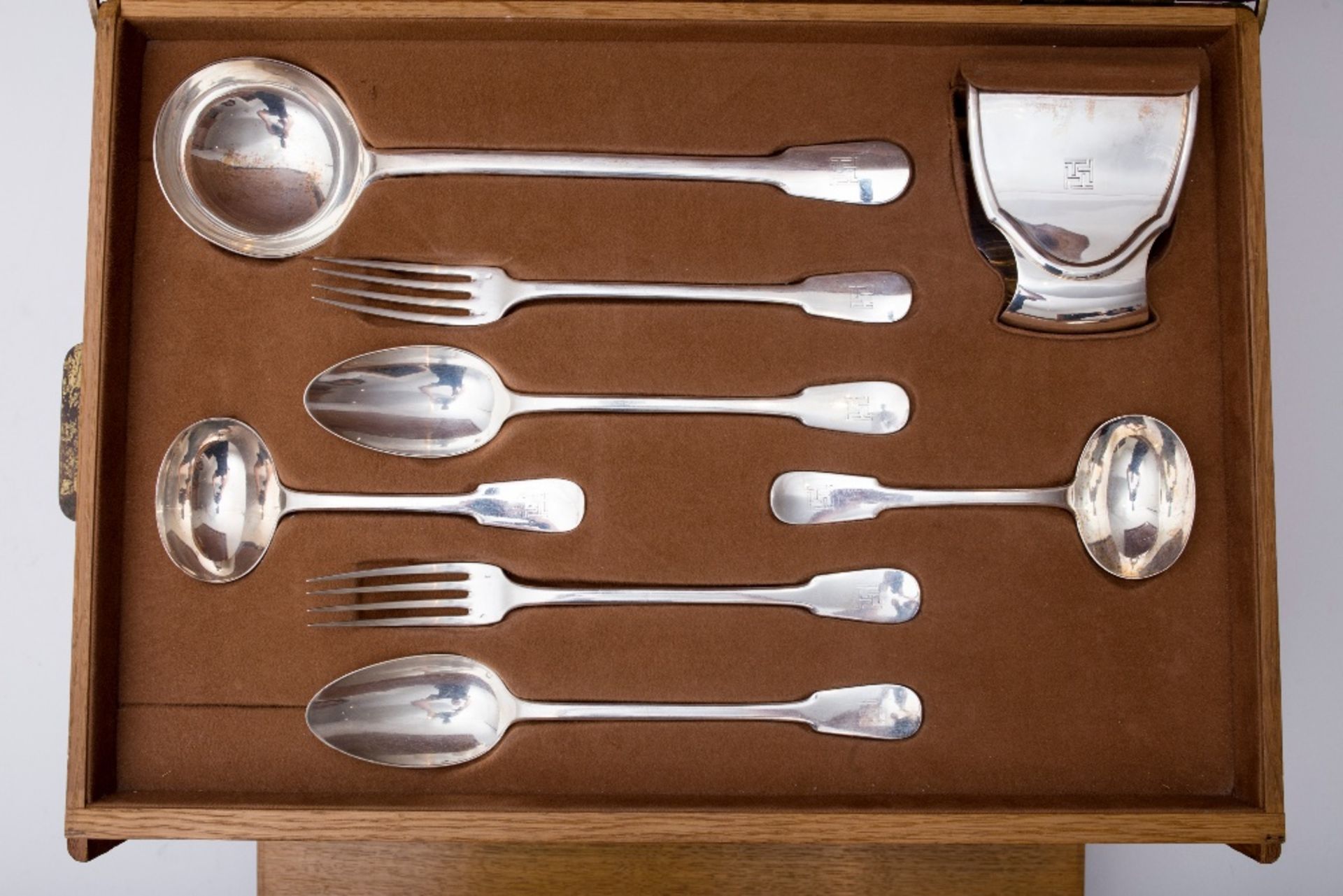 Linzeler Argenson (Estate of Jeanne Toussaint) Utensil set: In its wooden case, composed of 118 - Image 8 of 10