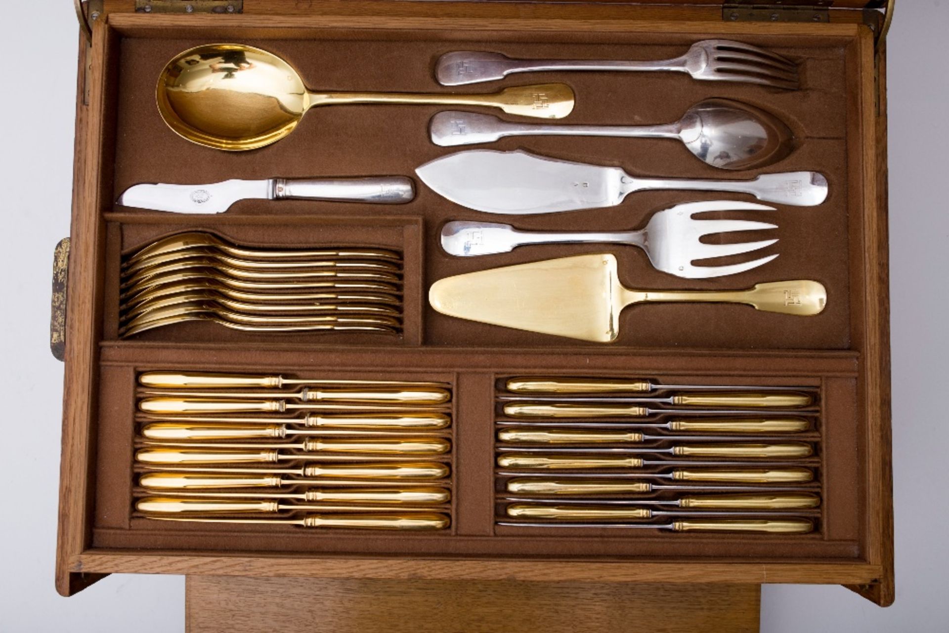 Linzeler Argenson (Estate of Jeanne Toussaint) Utensil set: In its wooden case, composed of 118 - Image 7 of 10