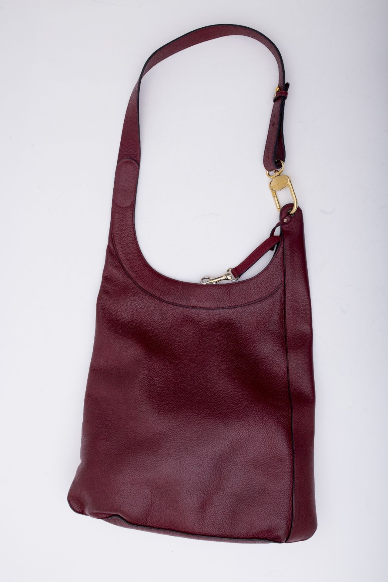 Delvaux Large pouch handbag: Bordeaux leather with shoulder strap and gilded metal detailing. Good