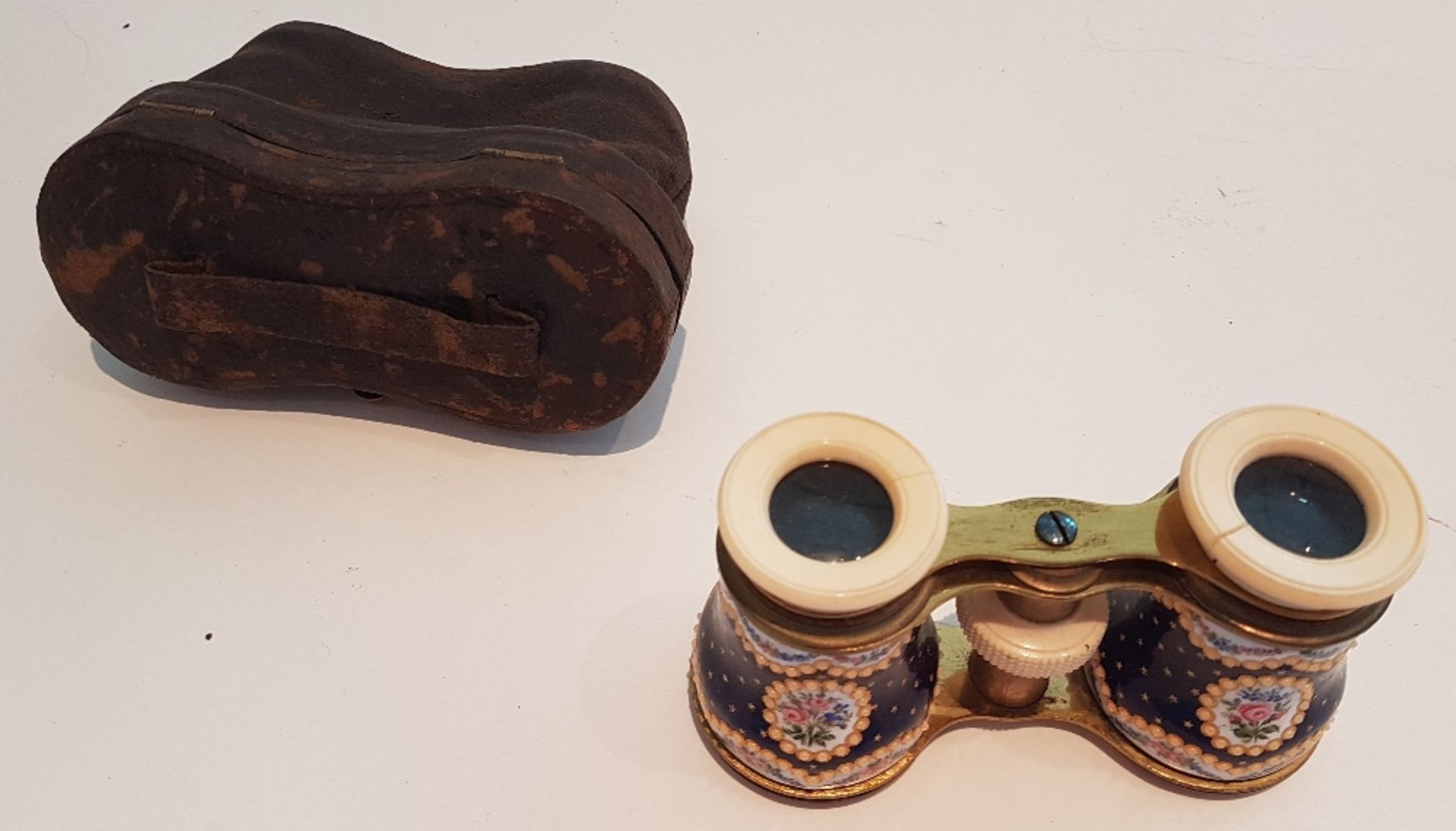 Set of three opera glasses; One signed "Chevalier Paris" in mother of pearl, the two others - Image 4 of 4