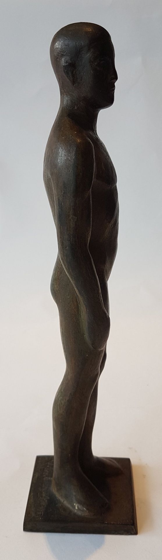 Louis van Cutsem (1909-1992) Male nude; Bronze sculpture with green-brown shaded patina. Signed on - Image 5 of 7