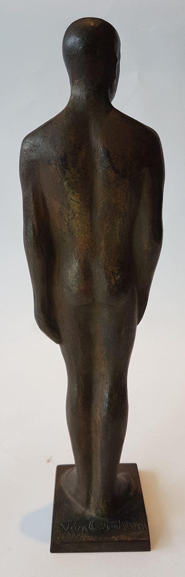 Louis van Cutsem (1909-1992) Male nude; Bronze sculpture with green-brown shaded patina. Signed on - Image 3 of 7