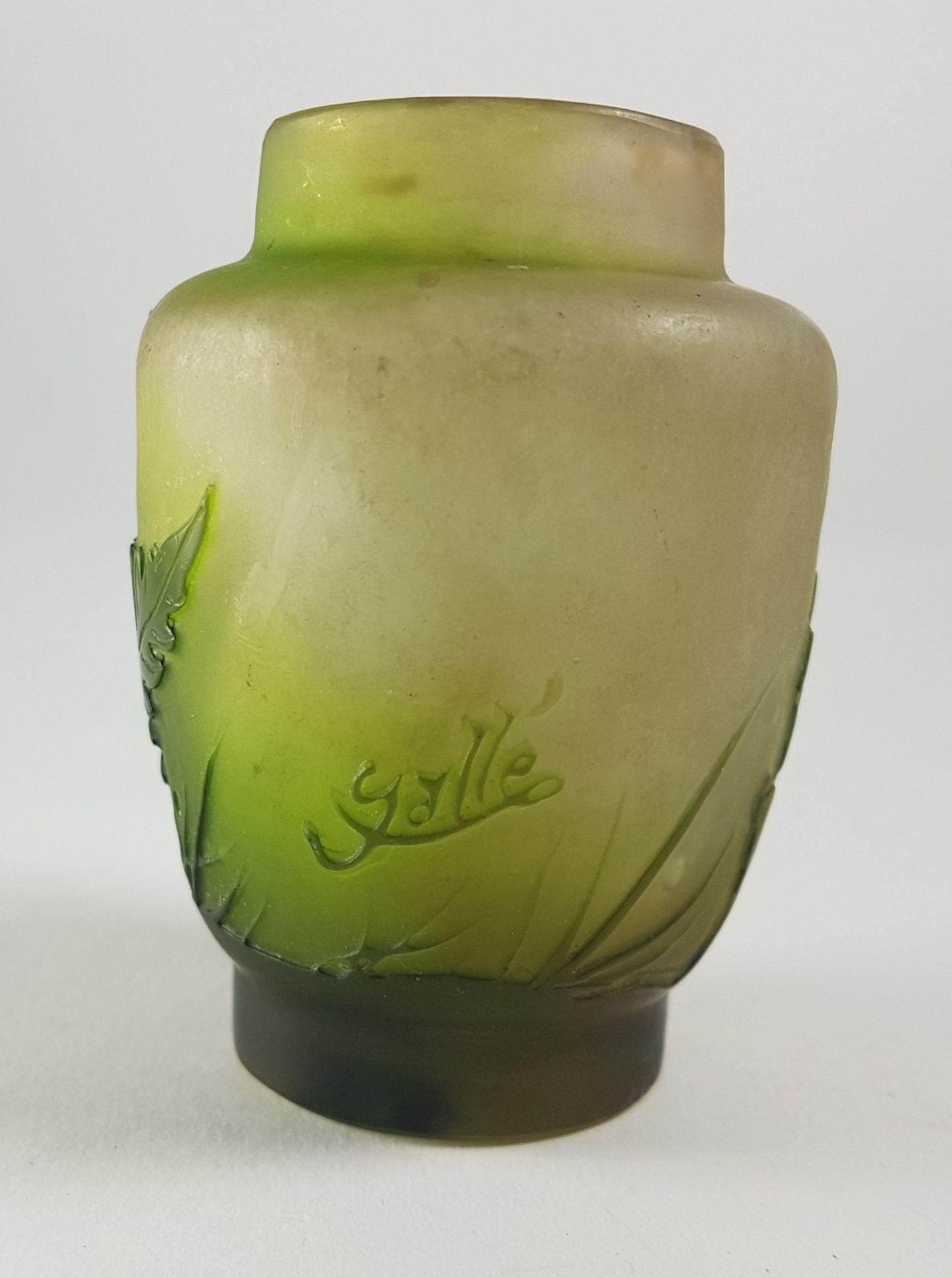 Emile Galle (1846-1904)Ferns; Small multi-layered glass vase with green décor etched in reserve on a - Image 3 of 4