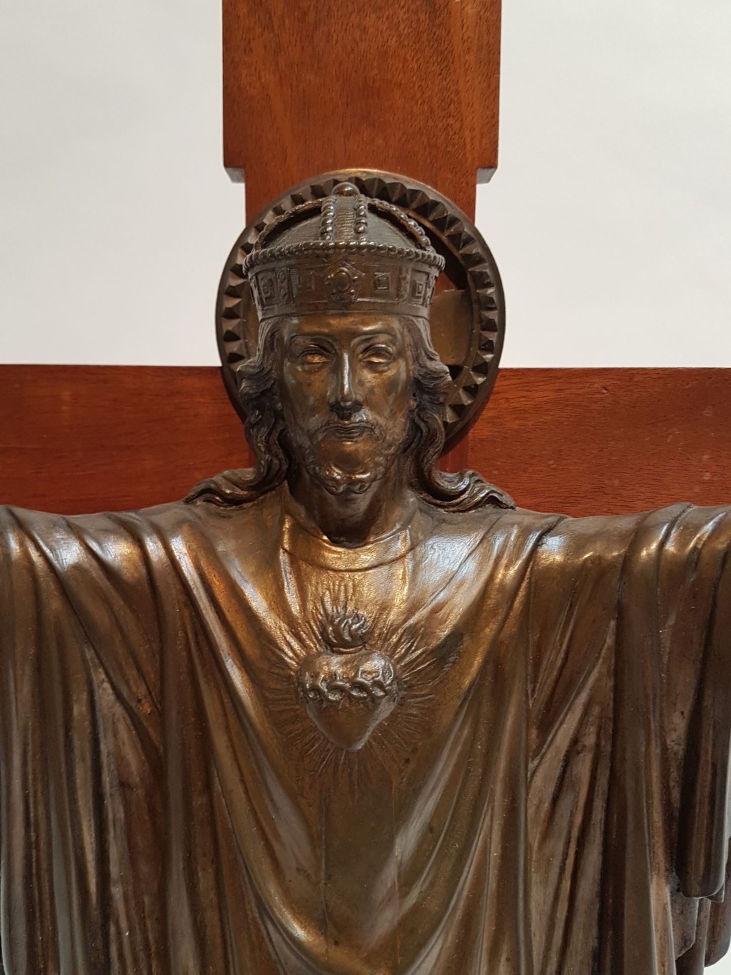 Bruno Gerrits (1881-1970)Christ the King; Bronze sculpture with golden-brown patina, and padauk - Image 2 of 6