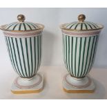 Pair of covered pots; Porcelain with green, red and golden décor. H: 37 cm; D: 20 cm