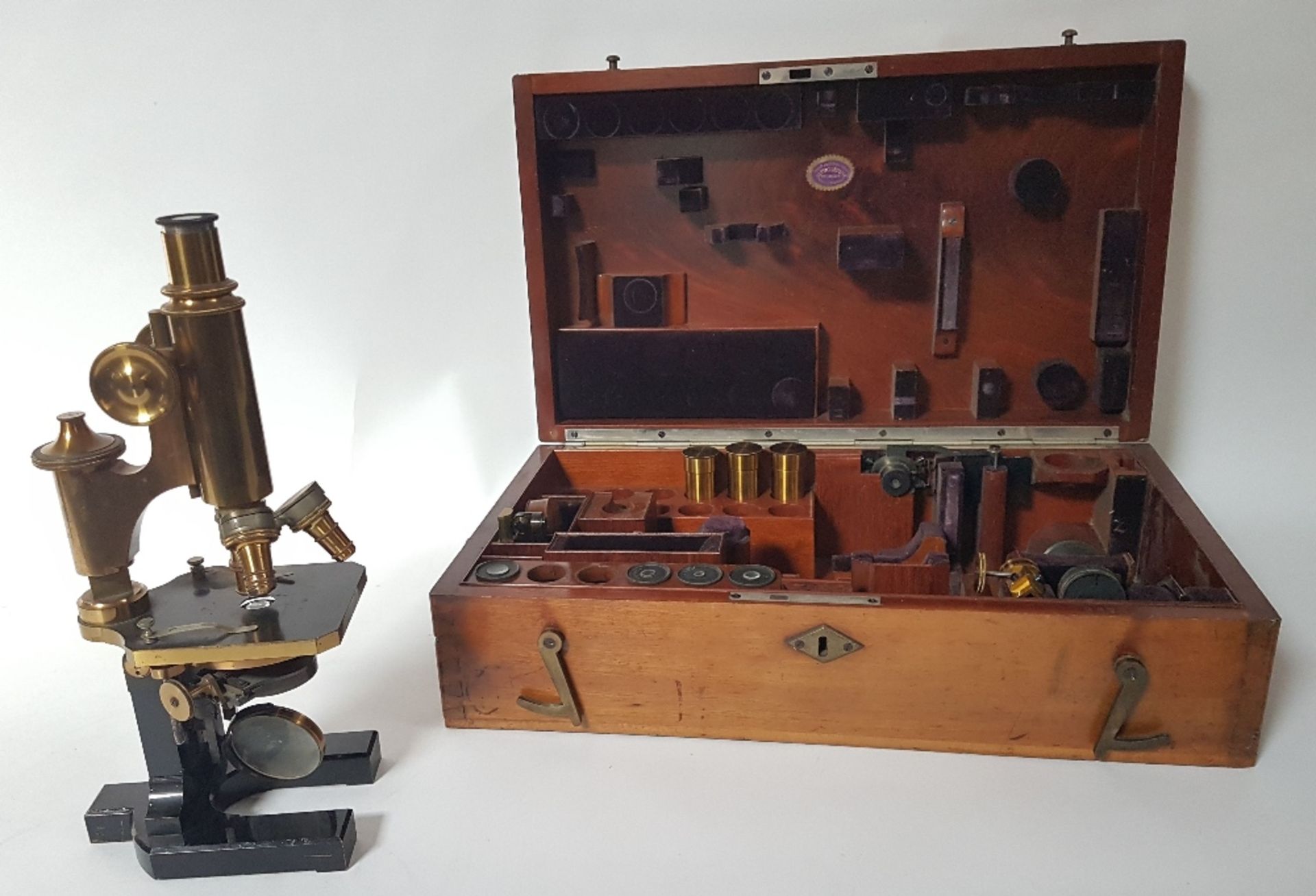 Carl Zeiss, Iéna & Robert Drosten, BrusselsMicroscope and its original case; Copper and metal, comes