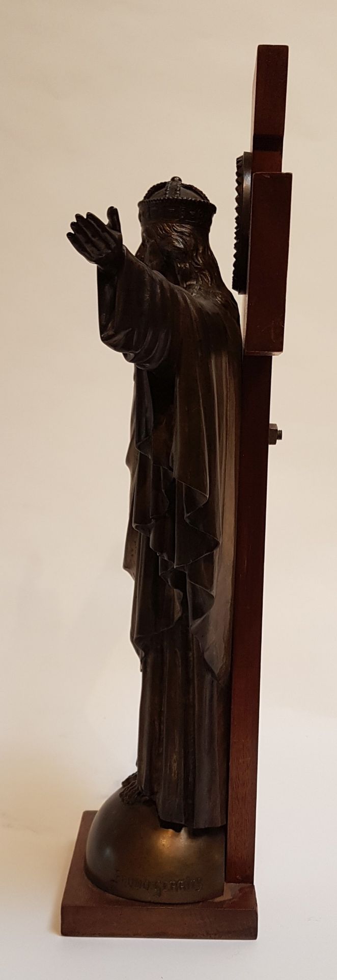 Bruno Gerrits (1881-1970)Christ the King; Bronze sculpture with golden-brown patina, and padauk - Image 6 of 6
