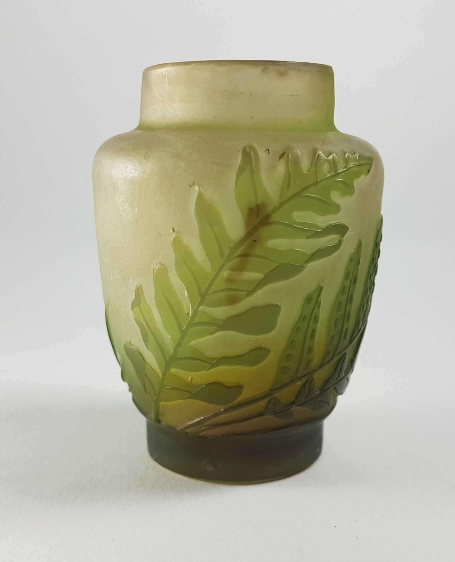 Emile Galle (1846-1904)Ferns; Small multi-layered glass vase with green décor etched in reserve on a - Image 2 of 4