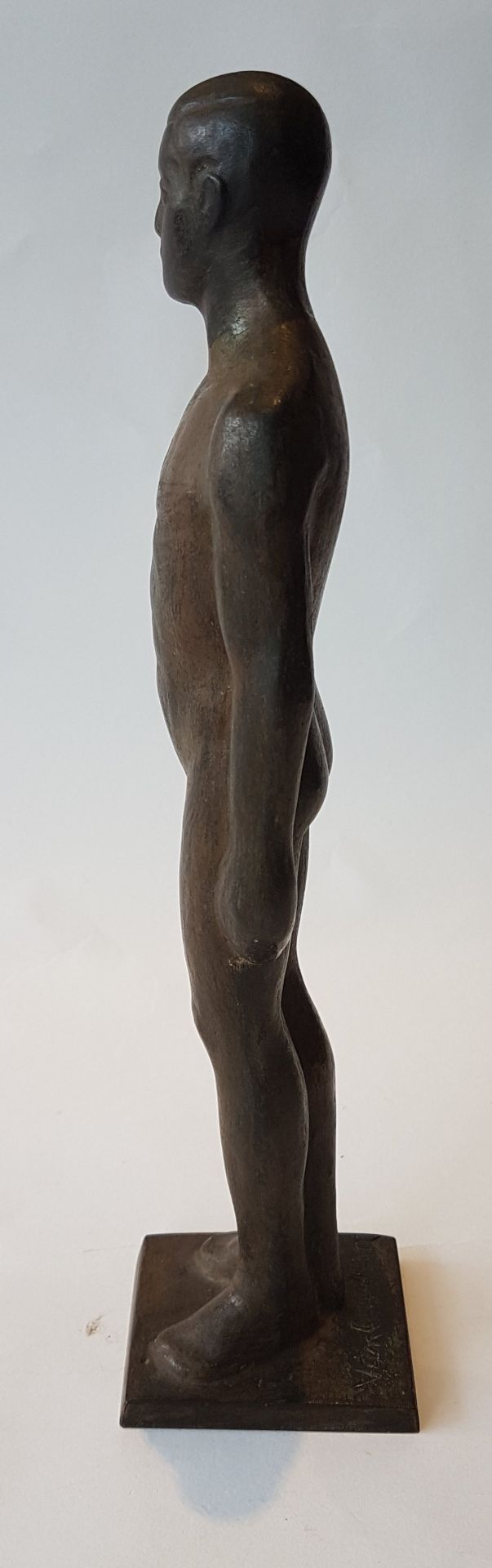 Louis van Cutsem (1909-1992) Male nude; Bronze sculpture with green-brown shaded patina. Signed on - Image 4 of 7