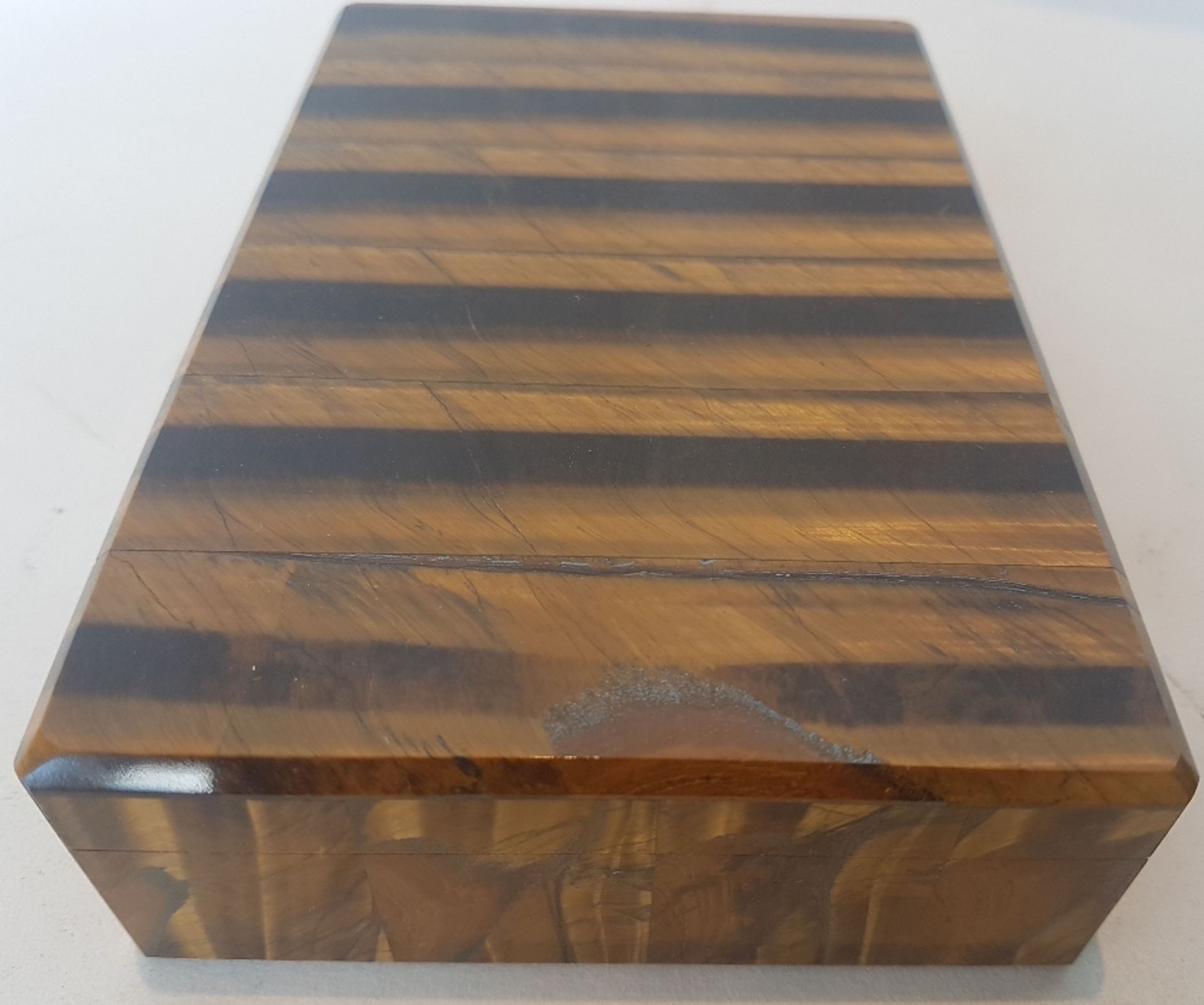 Tobacco box; Tiger's eye veneer. 3.5 x 15 x 10 cm - Image 4 of 4