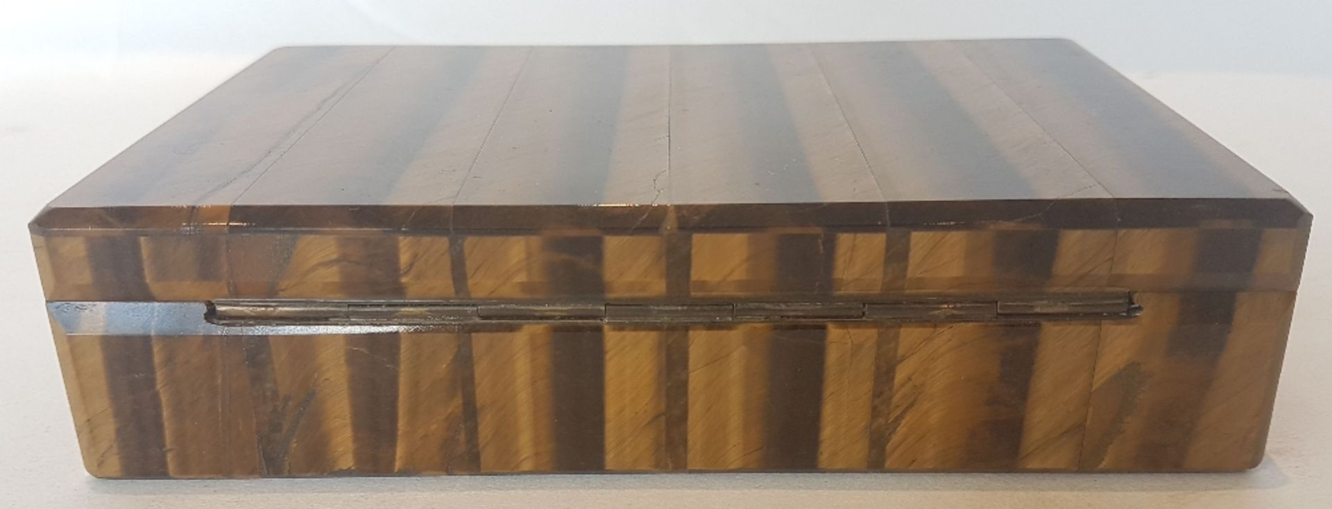 Tobacco box; Tiger's eye veneer. 3.5 x 15 x 10 cm - Image 3 of 4